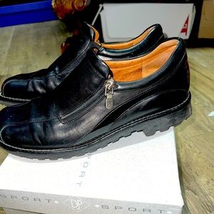 Donald Pliner Uzip size 8 in original box with dust bag.